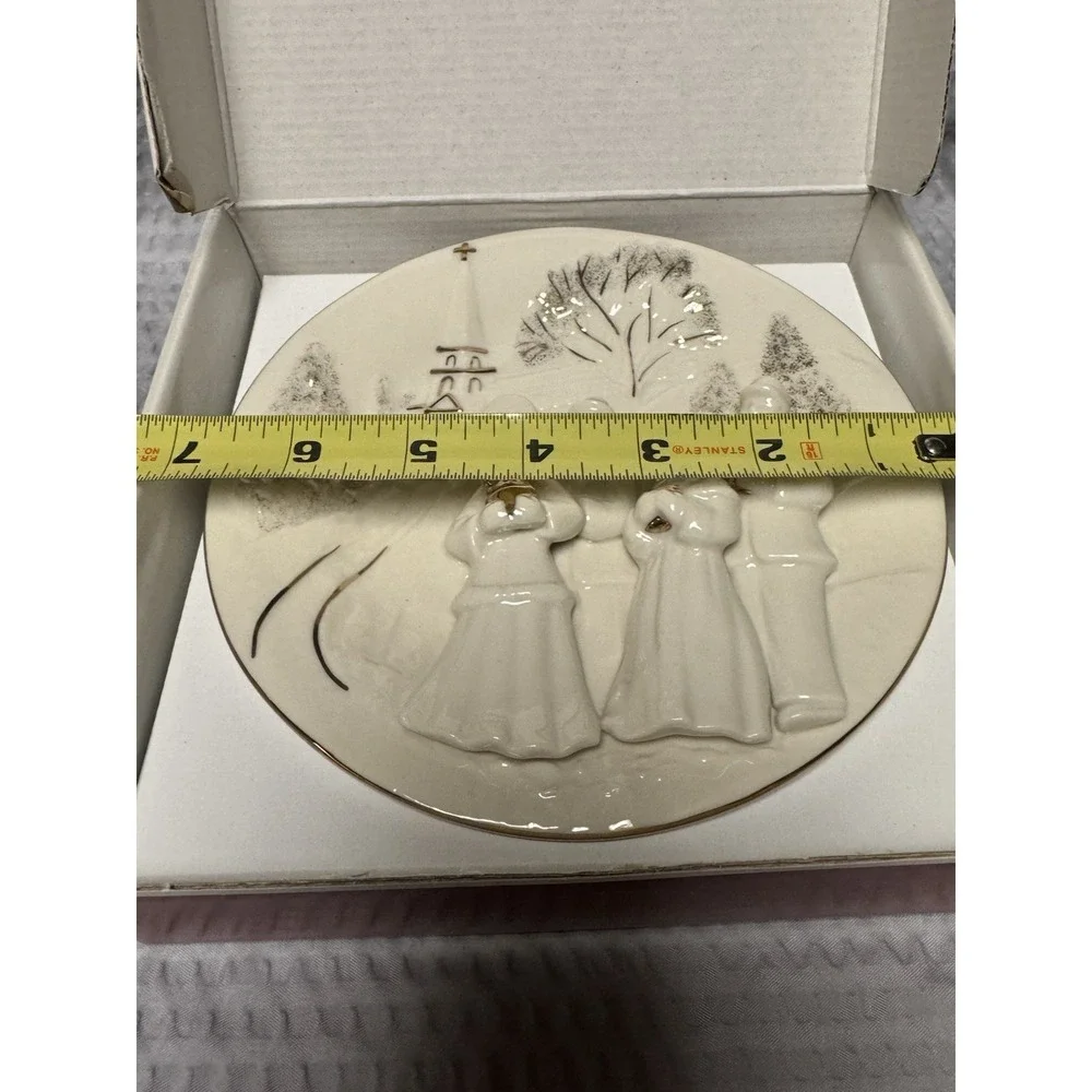 Mikasa Holiday Elegance FK001‎ Caroler Round 3D Fine Porcelain Decorative Plate.
